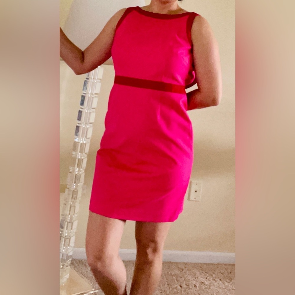 T Tahari hot pink dress size 4 *the zipper is not working